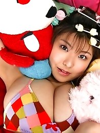 Hanai Miri posing her natural big tits in colored bikini
