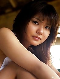 Hanai Miri posing her sexy breasts