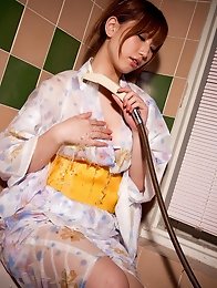 Gorgeous gravure idol babe slowly takes off her white kimono