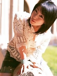 Busty gravure idol babe with delicious curves in a bikini