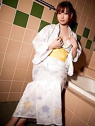 Gorgeous gravure idol babe slowly takes off her white kimono
