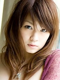 Enchanting gravure idol shows off her delicious naked boobs
