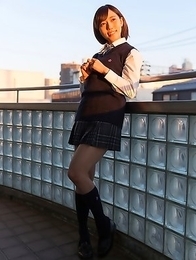Busty Japan teen Fujikawa Reina in schoolgirl uniform